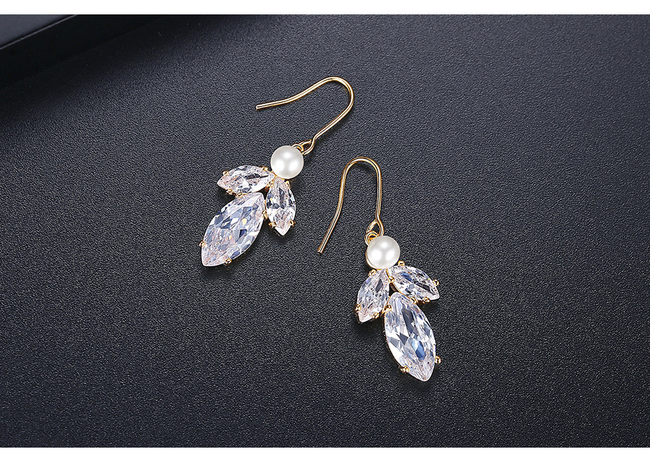 Fashion Pearl Copper Inlaid Zircon Earrings display picture 5