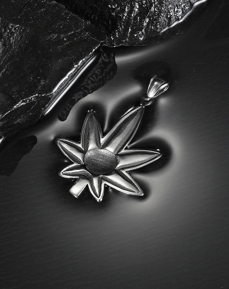 All-match Maple Leaf Skull Pendant Trendy Men's Hip-hop Street Titanium Steel Necklace display picture 5