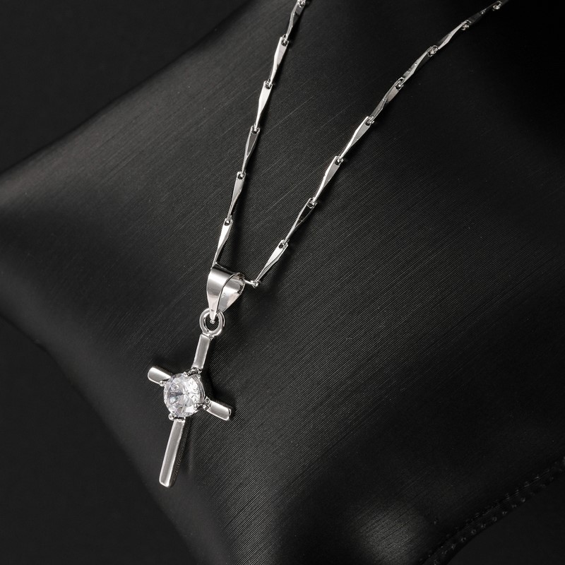 Fashionable pendant with zircon