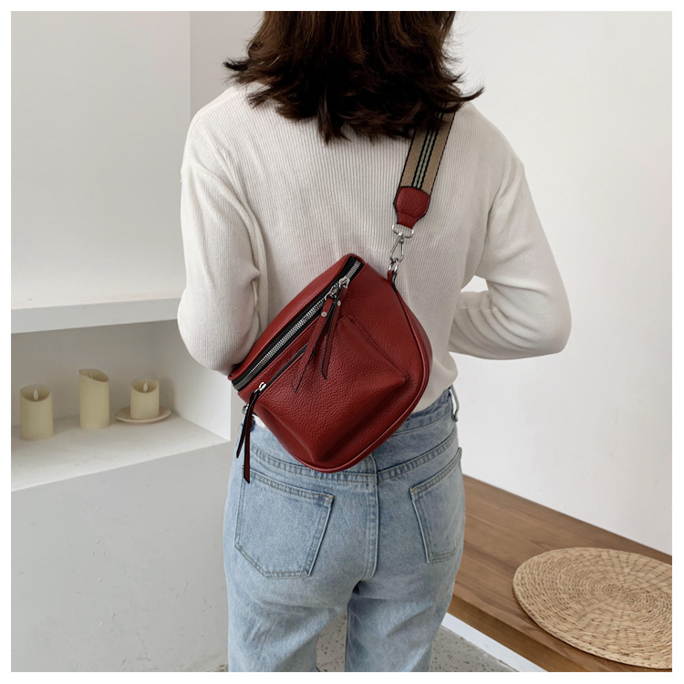 Women's Small Pu Leather Solid Color Classic Style Square Zipper Saddle Bag display picture 9