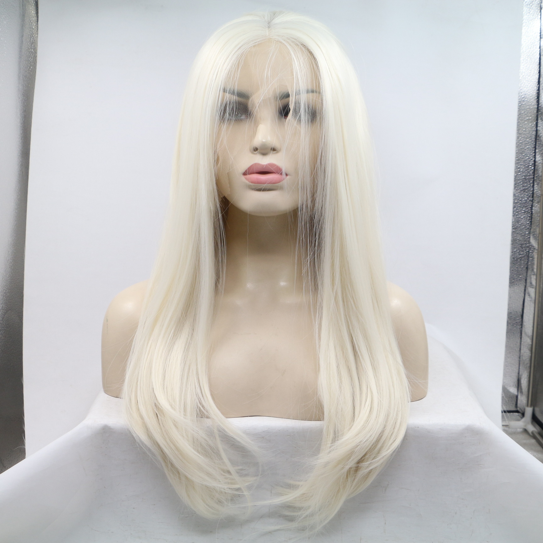 Comercio exterior Moda europea y americana Peluca de fibra química Mujer Cabello largo blanco Cabello lacio Personalidad Funda de seda de alta temperatura al por mayor