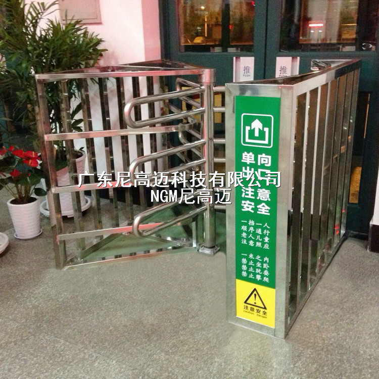 南昌车站单向半高滚闸门360度旋转动棍闸不锈钢手动门禁栏杆限行