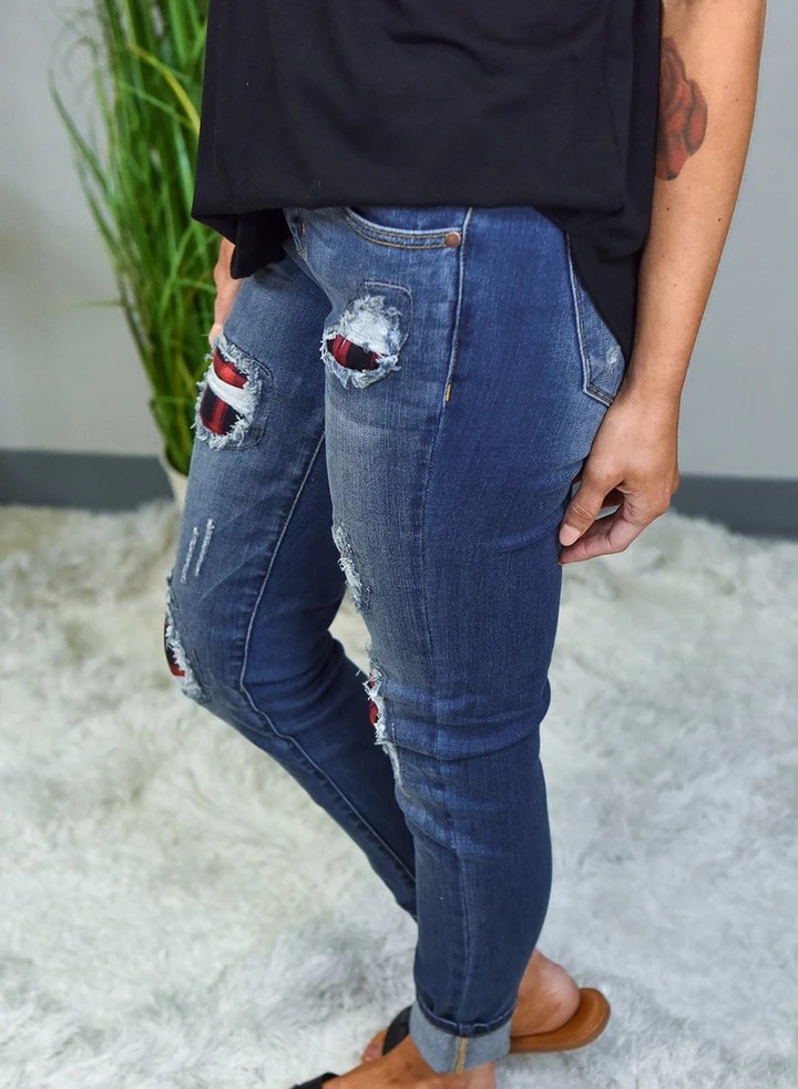 Jeans rasgados con parche estampado NSYF16986