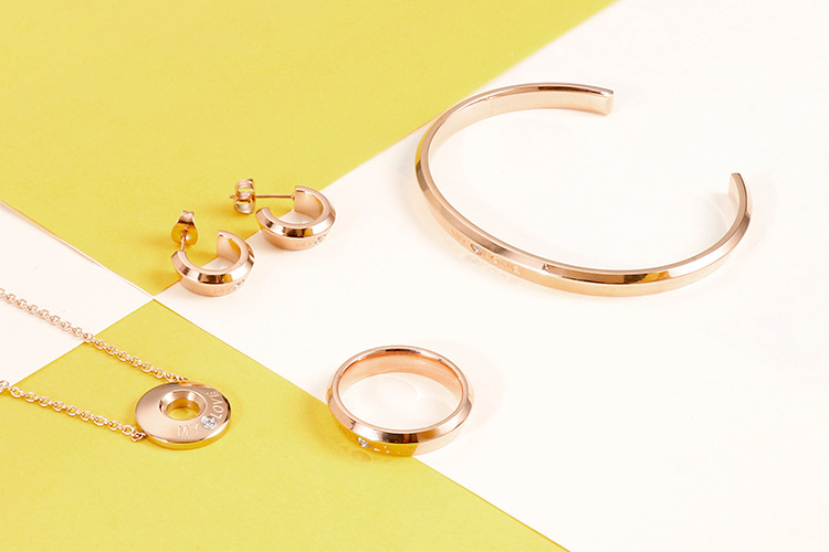 24g Weight Vacuum Plating Gold Plating Process 18K Gold Plated Plating Material Wedding, Travel Occasion Titanium Steel Material Women'S Gender Fashion Style Gold, Silver Color Fashion 18K Gold Plated Titanium Steel Wholesale 5
