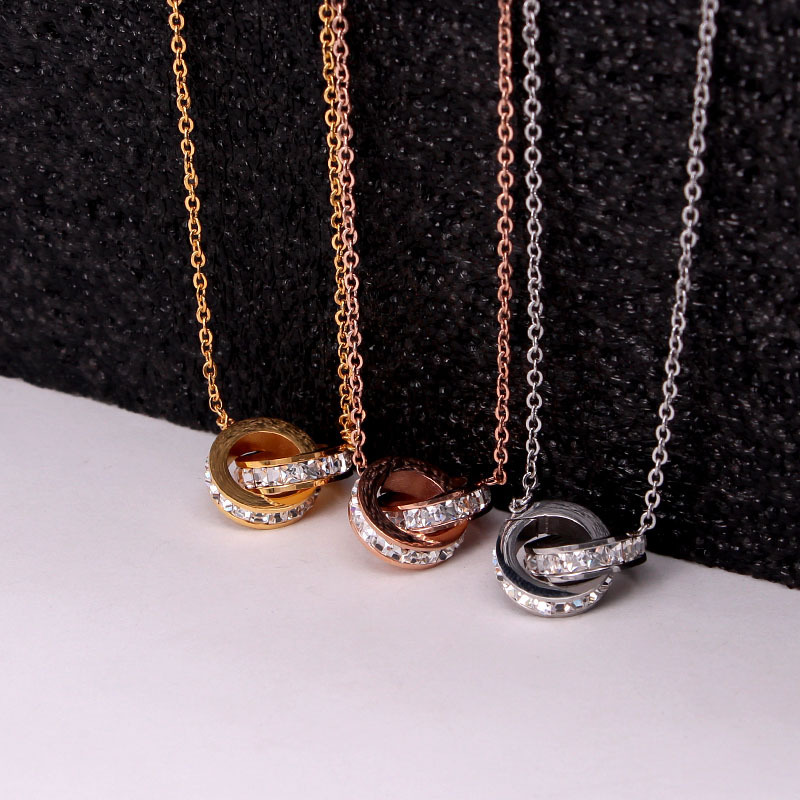 X7-402 Élégant collier double ultra-étincelant, orné de deux anneaux et de petits diamants carrés tchèques. Chaîne ras du cou._voghion.com