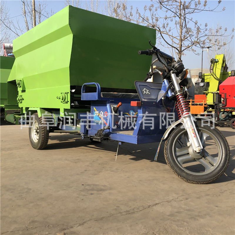 天津柴油撒料车价格 料槽送料喂料车