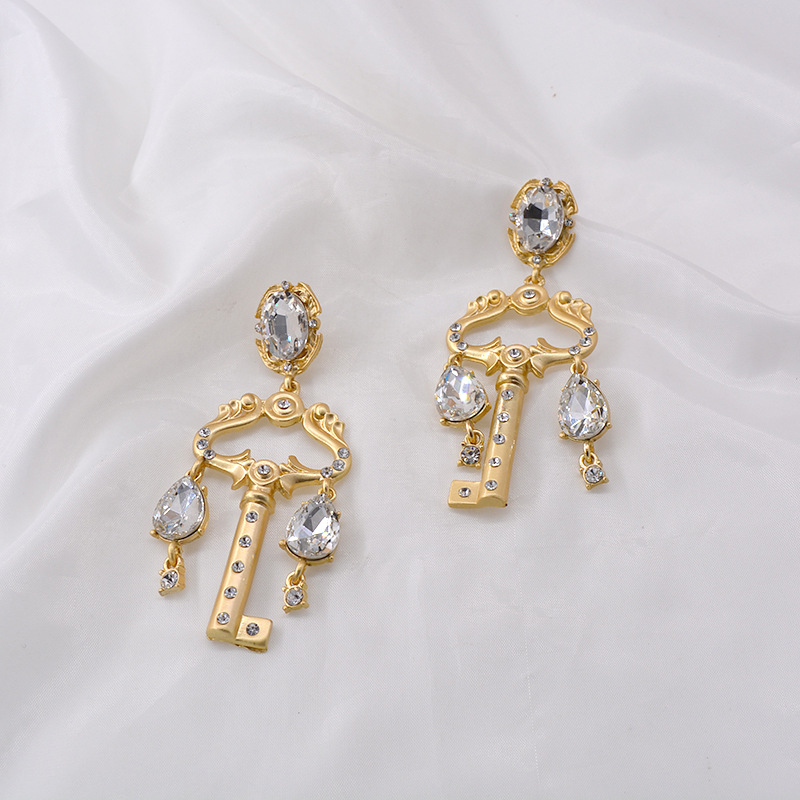 Baroque Long Crystal Rhinestone Gem Retro Earrings Fashion Baroque Key Crystal Personality Earrings Wholesale Nihaojewelry display picture 6