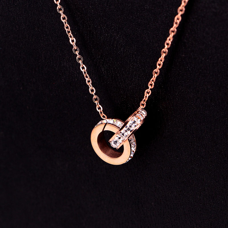 X7-402 Élégant collier double ultra-étincelant, orné de deux anneaux et de petits diamants carrés tchèques. Chaîne ras du cou._voghion.com