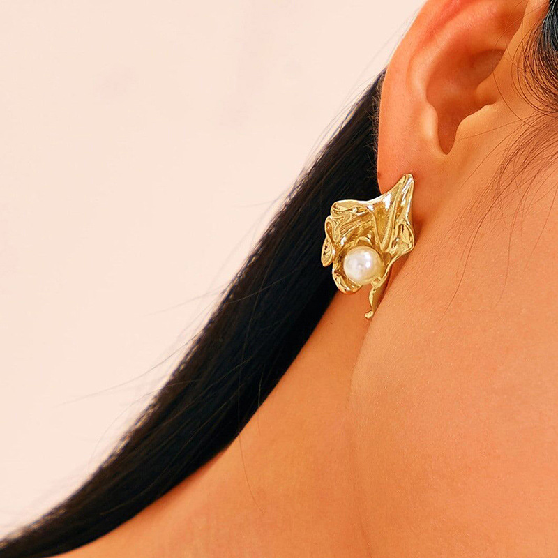 18g Weight New Fashion Inlaid Pearl Folds Unique Flower Earrings Wholesale