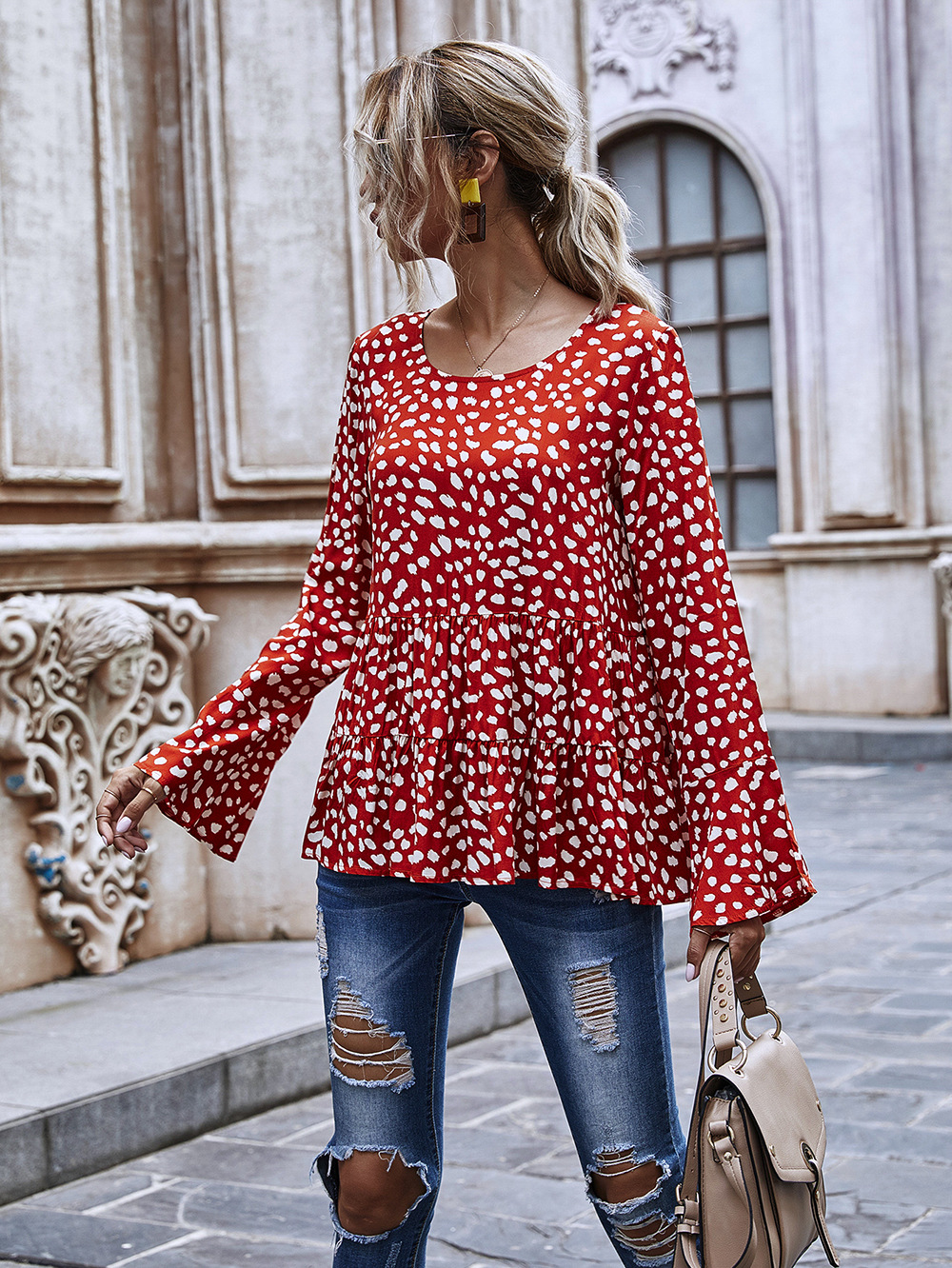 Otoño e invierno dobladillo de cuello redondo costura con volantes estampado de lunares blusa de mujer de manga larga al por mayor NHDF8