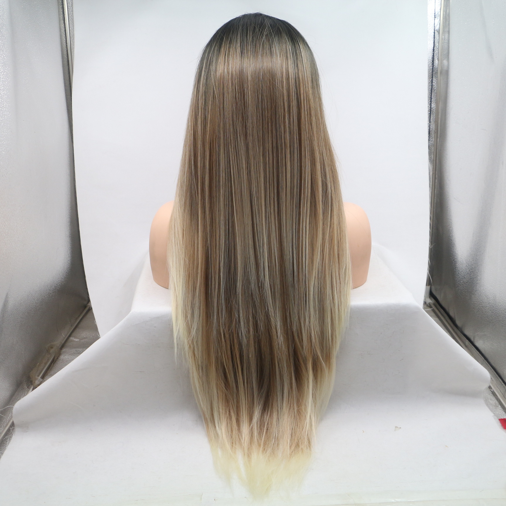 Comercio exterior Moda europea y americana Peluca de fibra química Mujer Gradiente negro Oro Largo Cabello liso Trenza Pequeña Hombra de seda de alta temperatura al por mayor