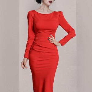 Slim dress with irregular buttocks