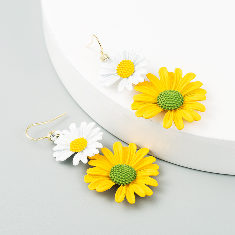 Korean New Fashion Simple Small Daisy Earrings Contrast Color Alloy Flower Earrings display picture 3