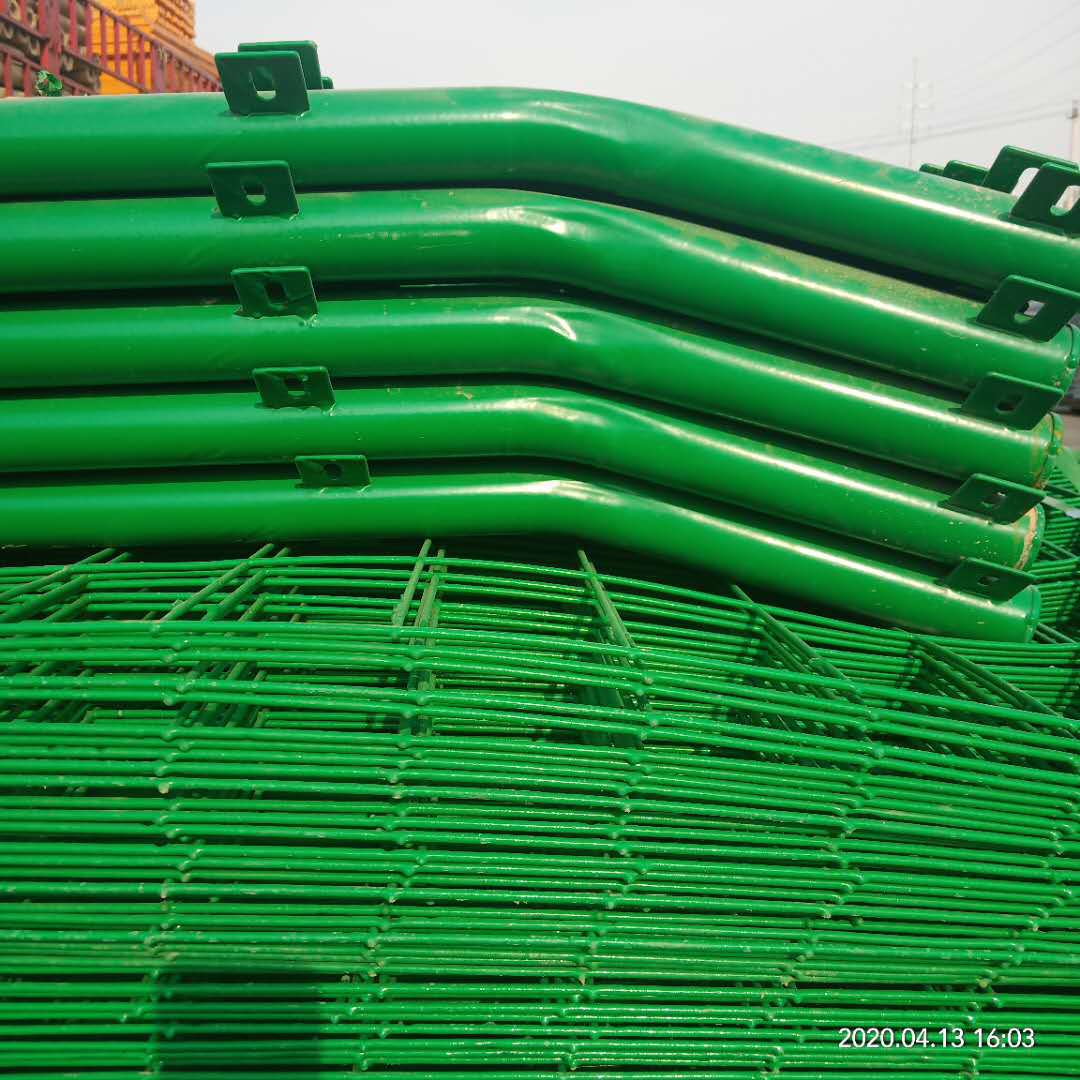 双边丝护栏高速公路双边铁丝护栏网圈地养殖隔离防护护栏