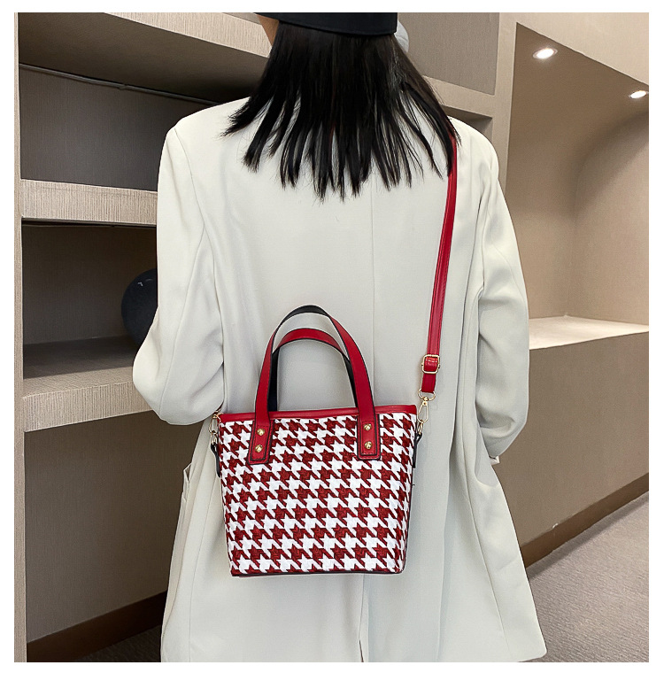 New Large Capacity Woolen Chain Shoulder New Fashion All-match Messenger Tote Bag display picture 10