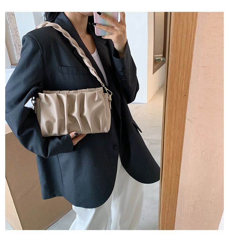 Frau Mode Einfarbig Weiche Oberfläche Ketten Falten Quadrat Magnetschnalle Schultertasche Pu-leder Schulter Taschen display picture 4