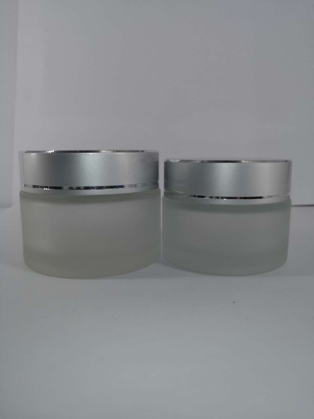 厂家批发5g蒙砂膏霜瓶电化铝金银膏霜盖手拉垫片生产加工塑料盖