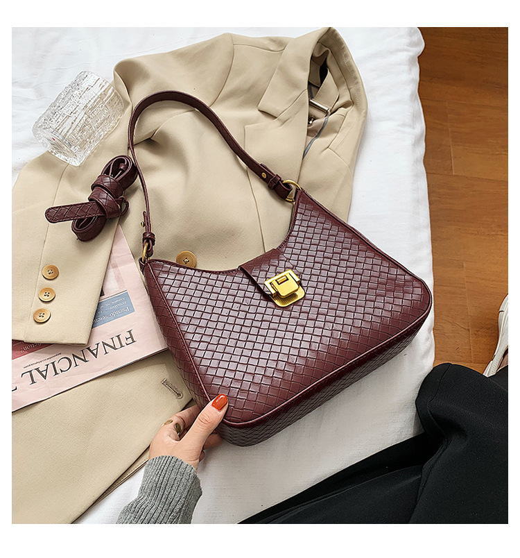 Autumn Ladies One-shoulder Armpit Small New Trendy Fashion Retro All-match Messenger Bag display picture 1