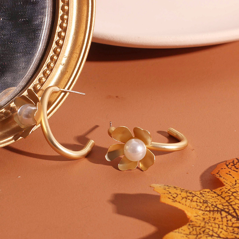 7g Weight Earrings Classification Housewarming, Anniversary, Business, Wedding, Travel, Birthday, Festival Occasion Alloy Material Flower Pattern Women'S Gender Fashion Style Gold Color Fashion C-shaped Golden Retro Fashion Pearl Small Flower Alloy Earrings Wholesale Nihaojewelry 6