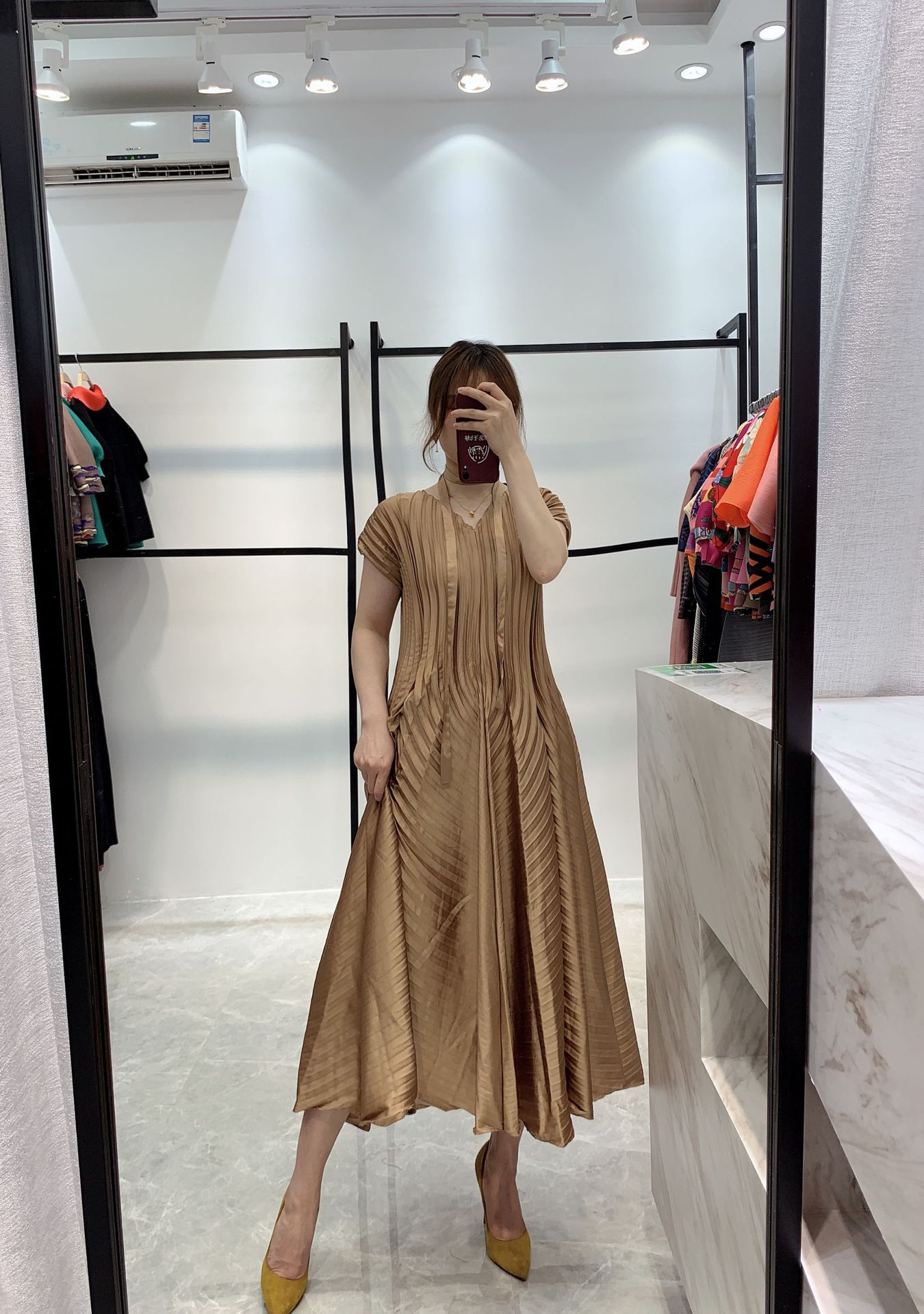 2020新款褶皱高端面料舒适压褶连衣裙系带设计纯色大码女