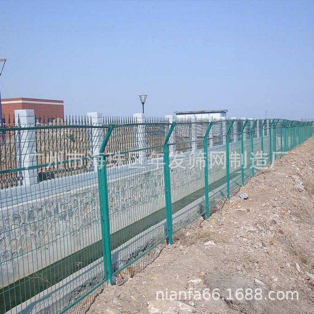 长期供应圈地框架护栏网 仓库厂区隔离围栏 现货低碳钢丝护栏围网