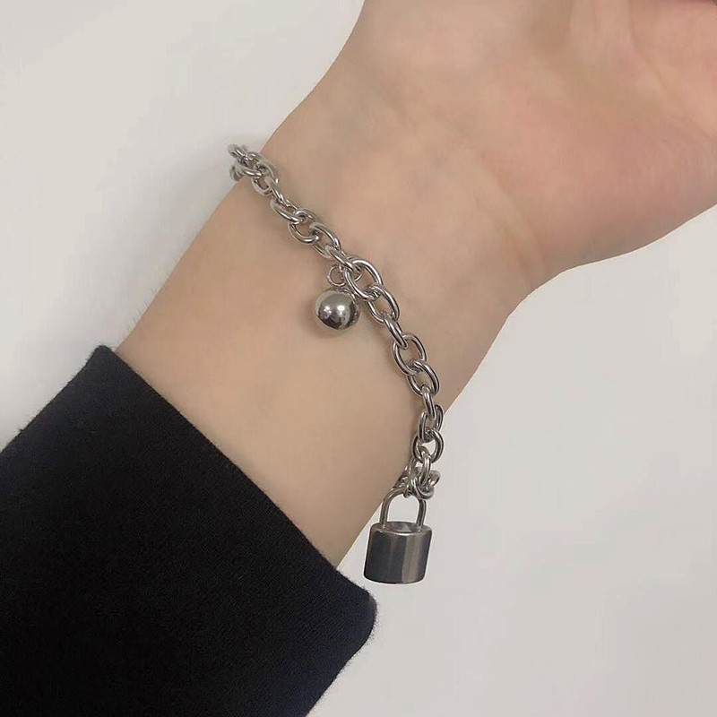 Net rouge même ins Harajuku vent titane acier acier inoxydable collier personnalité sombre serrure pendentif collier pour hommes_voghion.com