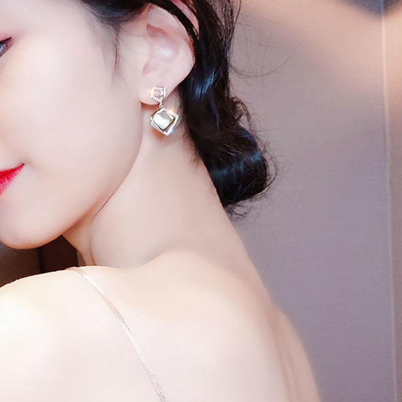 双菱形猫眼石耳钉模特展示1