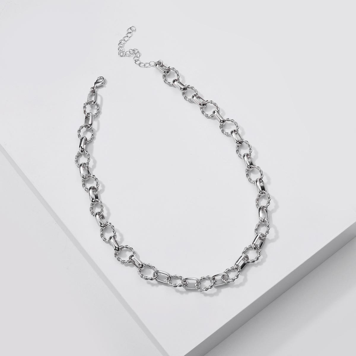 Neue Mode Handgefertigte Twist Chain Damen Mittellange Halskette Für Damen display picture 2