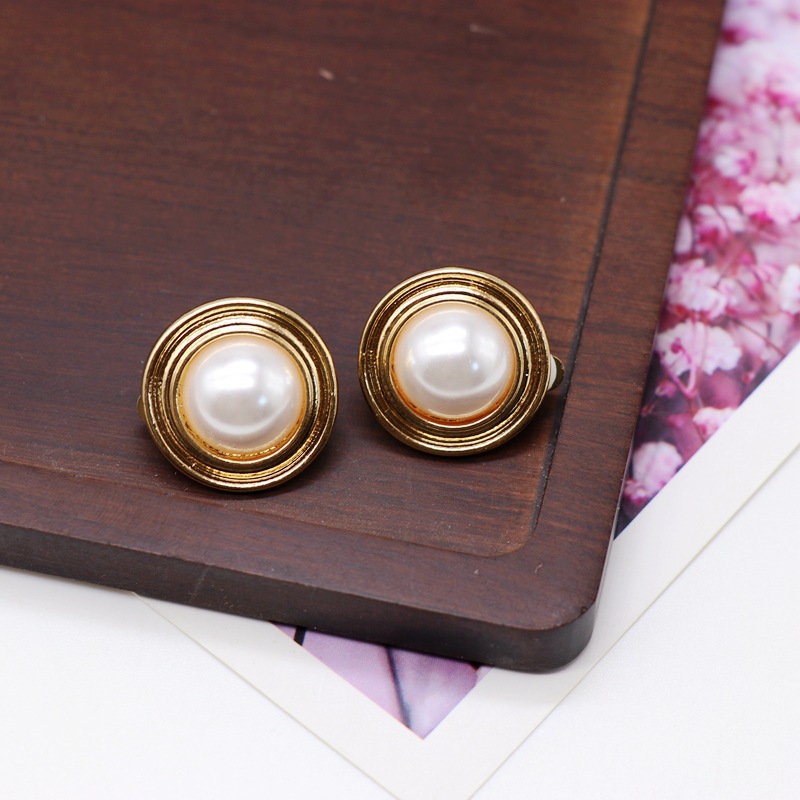White Round Elegant Earrings Ear Clip Gold Alloy Base White Resin Pearl Ear Clip Wholesale Nihaojewelry display picture 4