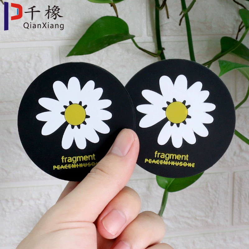 Автомобильная чашка с ромашкой для воды Теплоизоляционный коврик Креативный коврик для хранения слотов для чашки Автомобильный Противоскользящий резиновый коврик Украшение автомобиля