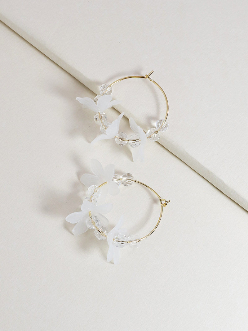 Boucles D&#39;oreilles En Alliage De Fleur Blanche En Cristal Acrylique display picture 3