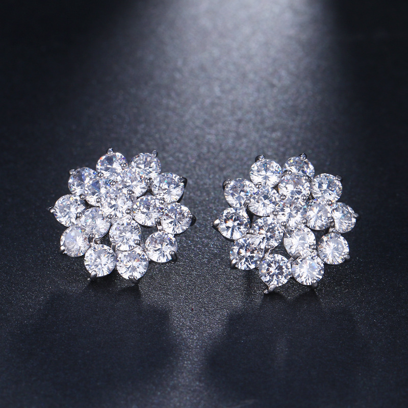 Elegant earrings with zircon