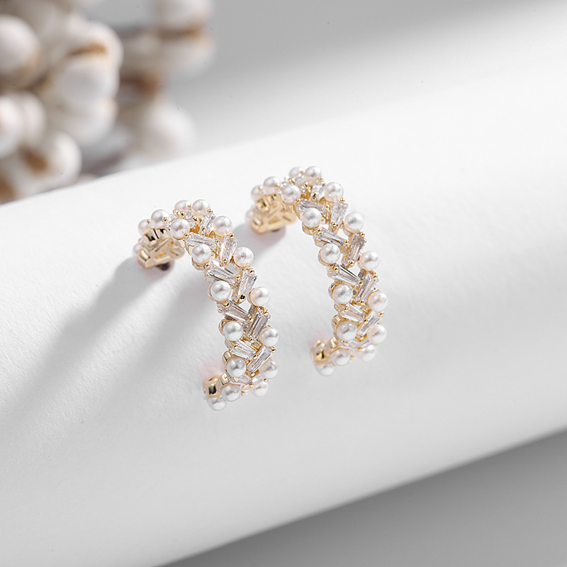 Nouveau C-forme Perle Lumière Luxe Zircon Coréen Haut De Gamme Indifférent Boucles D&#39;oreilles En Gros Nihaojewelry display picture 7