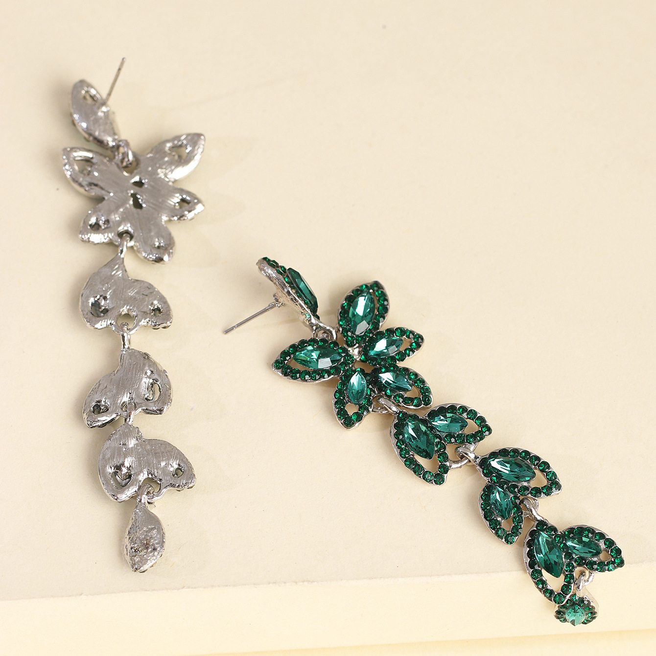 Boucles D&#39;oreilles Mode Modèles Créatifs Alliage Diamant Feuille Boucles D&#39;oreilles En Gros Nihaojewelry display picture 13