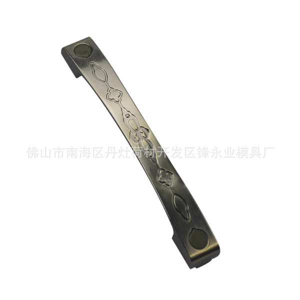 New trackless folding accordion screen door handle