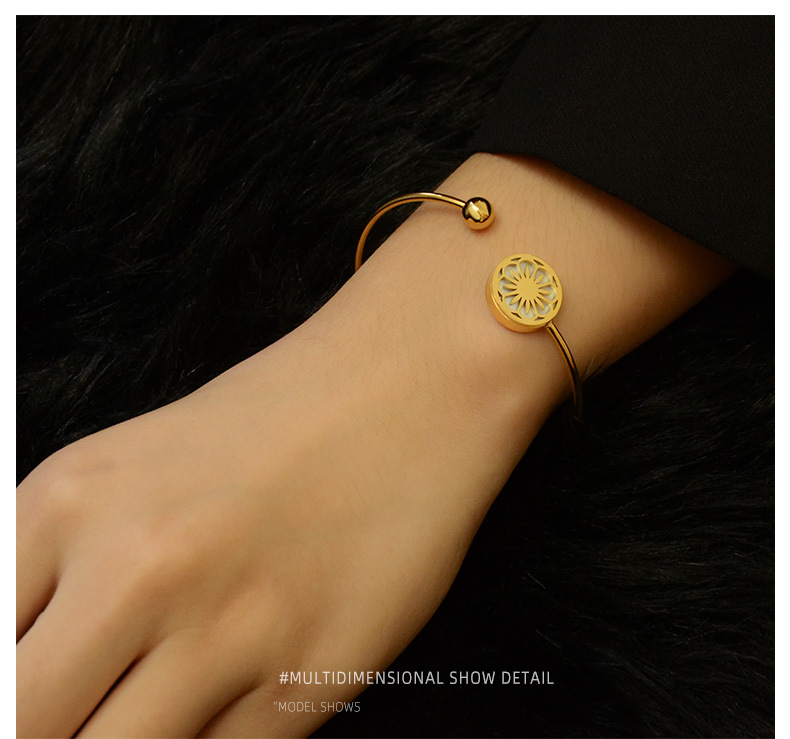 Einfache Gänseblümchen Muschel Elastische Schnur Einstellung Titan Stahl Plattiert 18 Karat Echtes Gold Offenes Armband Großhandel display picture 6
