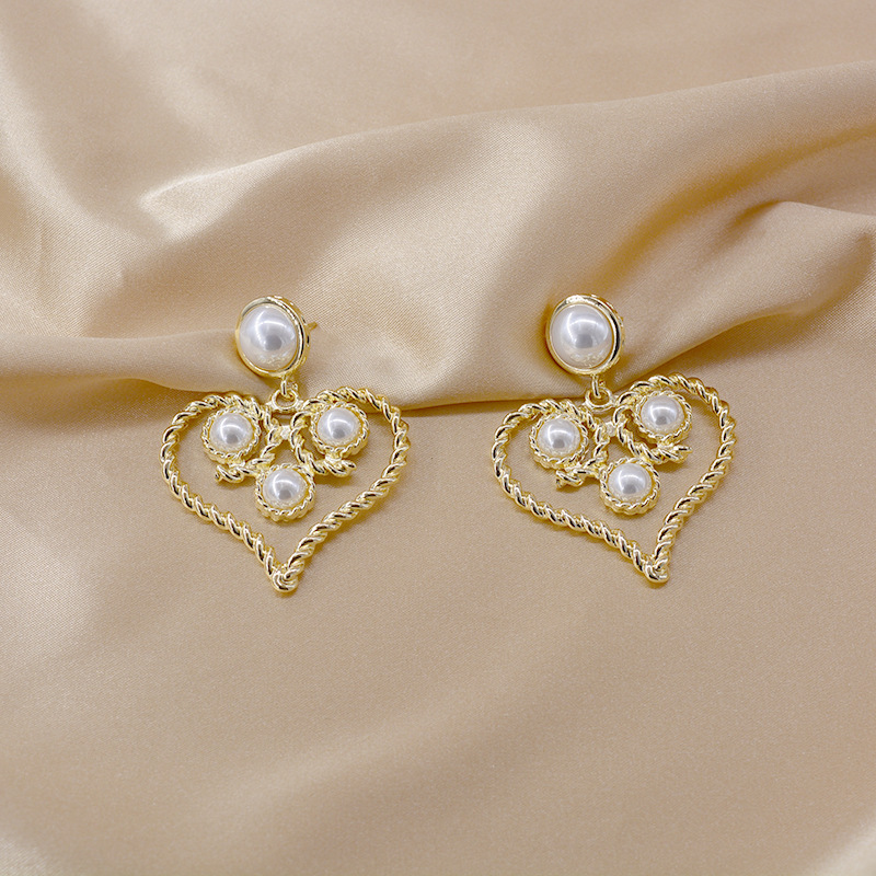 Baroque Retro Hollow Pearl Twist Heart Earrings Wholesale Nihaojewelry display picture 6