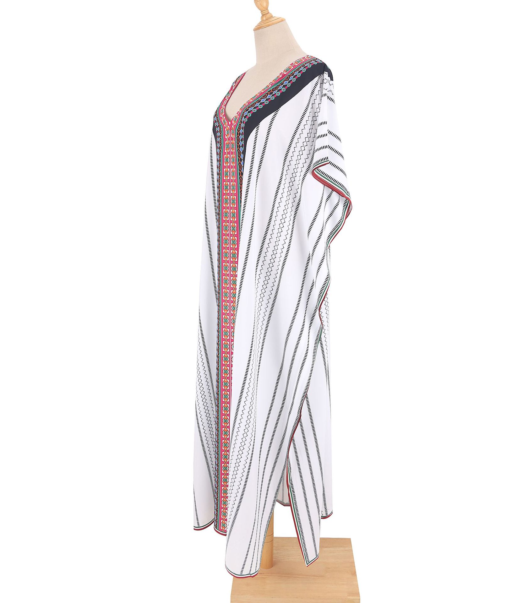 European And American New Style Quick-drying Polyester Black And White Striped Robe On The Beach display picture 3