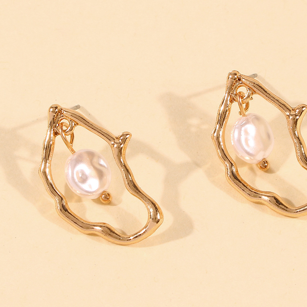 Fashion Irregular Pearl Earrings Wholesale Women's Geometric Stud Earrings Nihaojewelry display picture 6