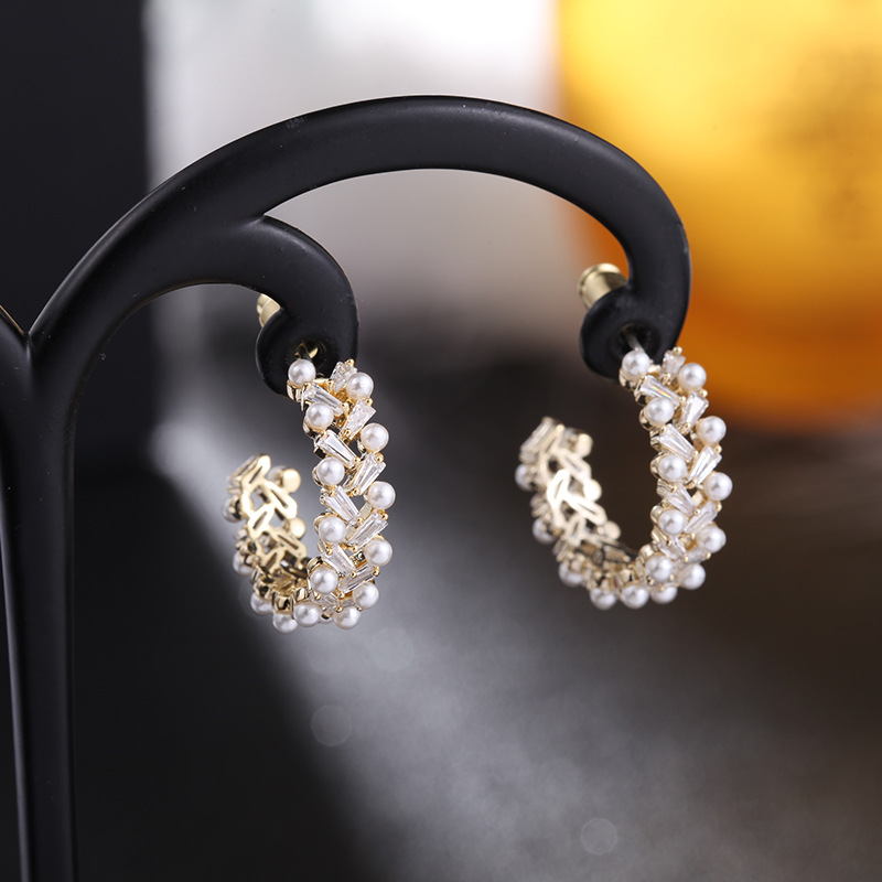 Nouveau C-forme Perle Lumière Luxe Zircon Coréen Haut De Gamme Indifférent Boucles D&#39;oreilles En Gros Nihaojewelry display picture 6