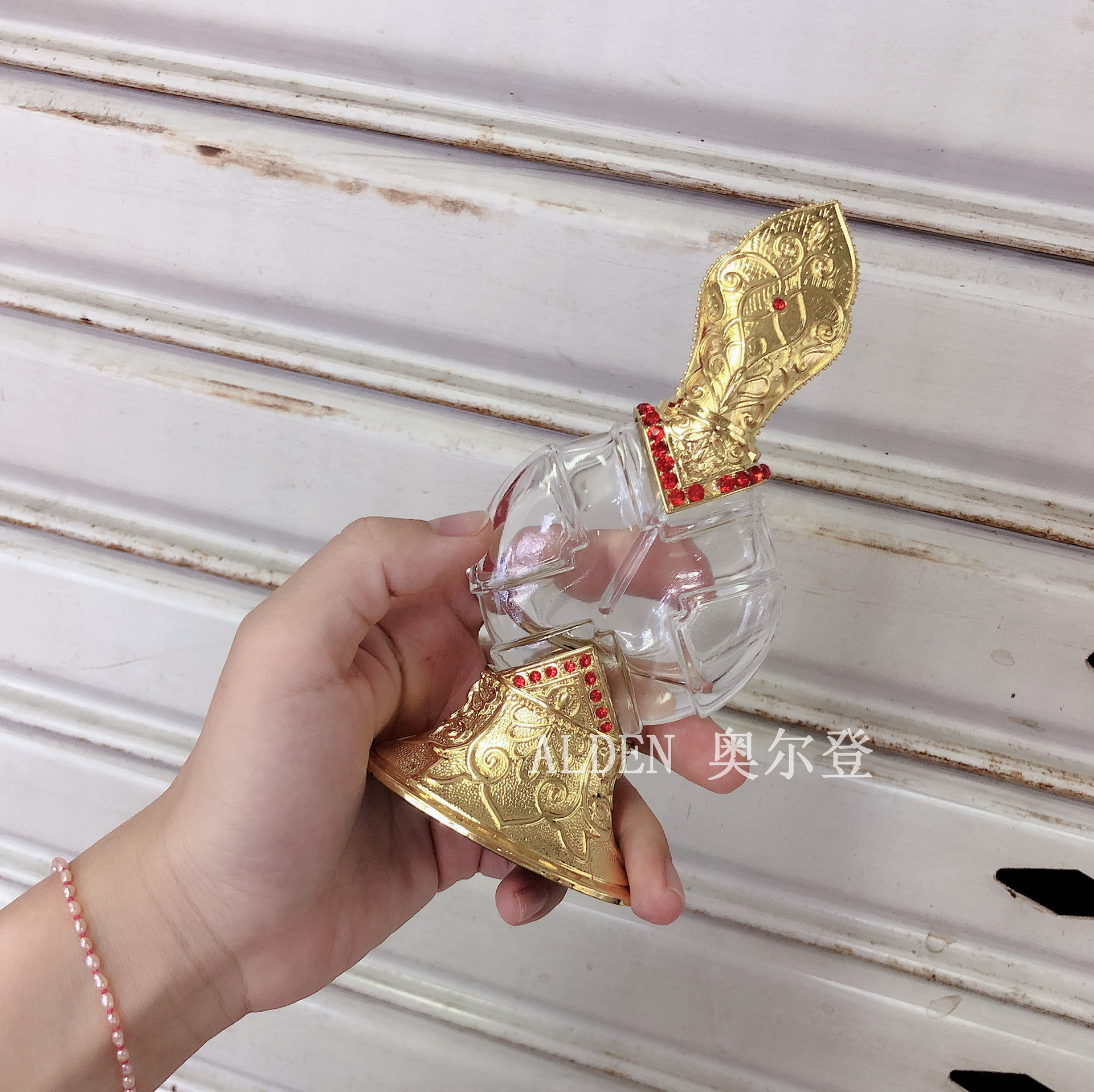 A high-end alloy perfume bottle with a golden glass empty bottle for Dubai vintage essential oil perfume detail image 1