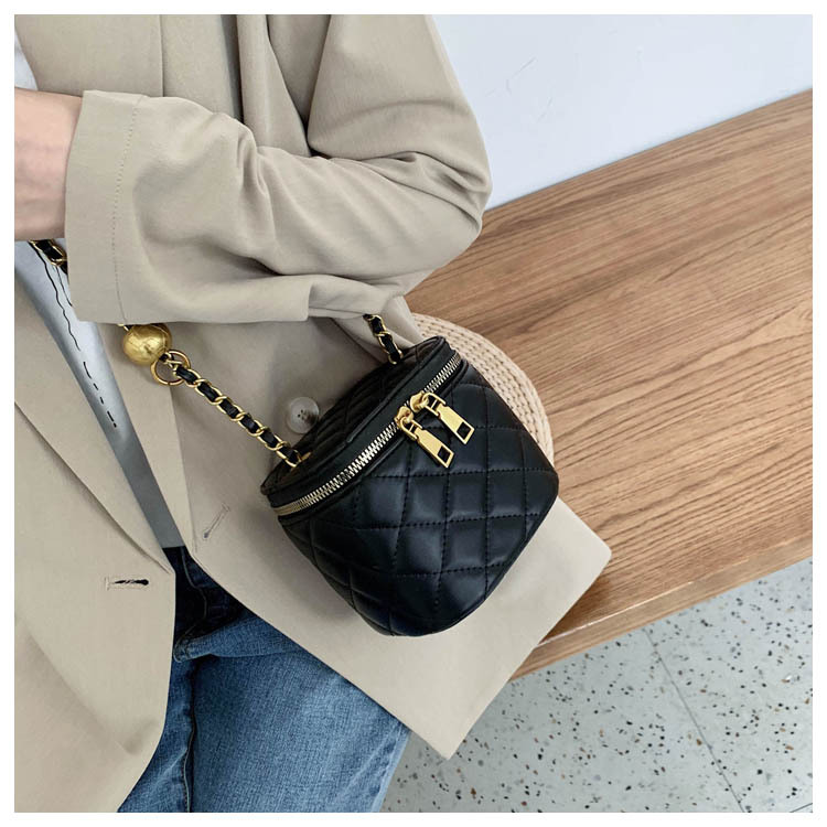 Classique Style Diamant Chaîne Sac À Bandoulière Pour Les Femmes 2020 Nouvelle Célébrité Internet Même Épaule Sac Boîte Carrée Sac display picture 4