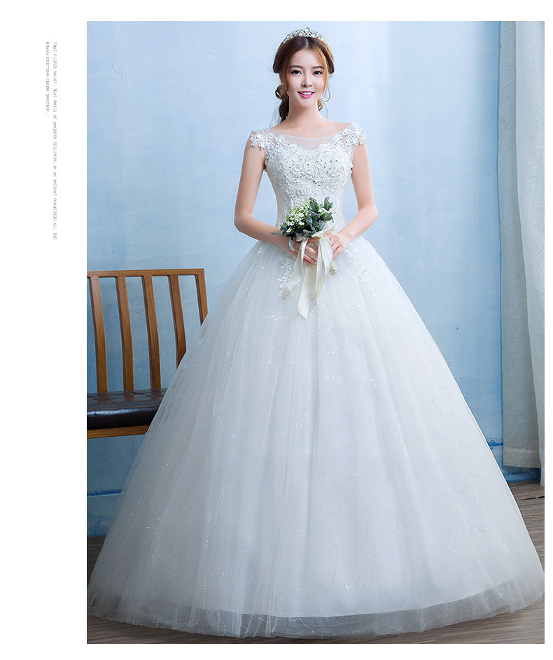 Abito da sposa elegante in pizzo linea svasata lungo a terra_voghion.com