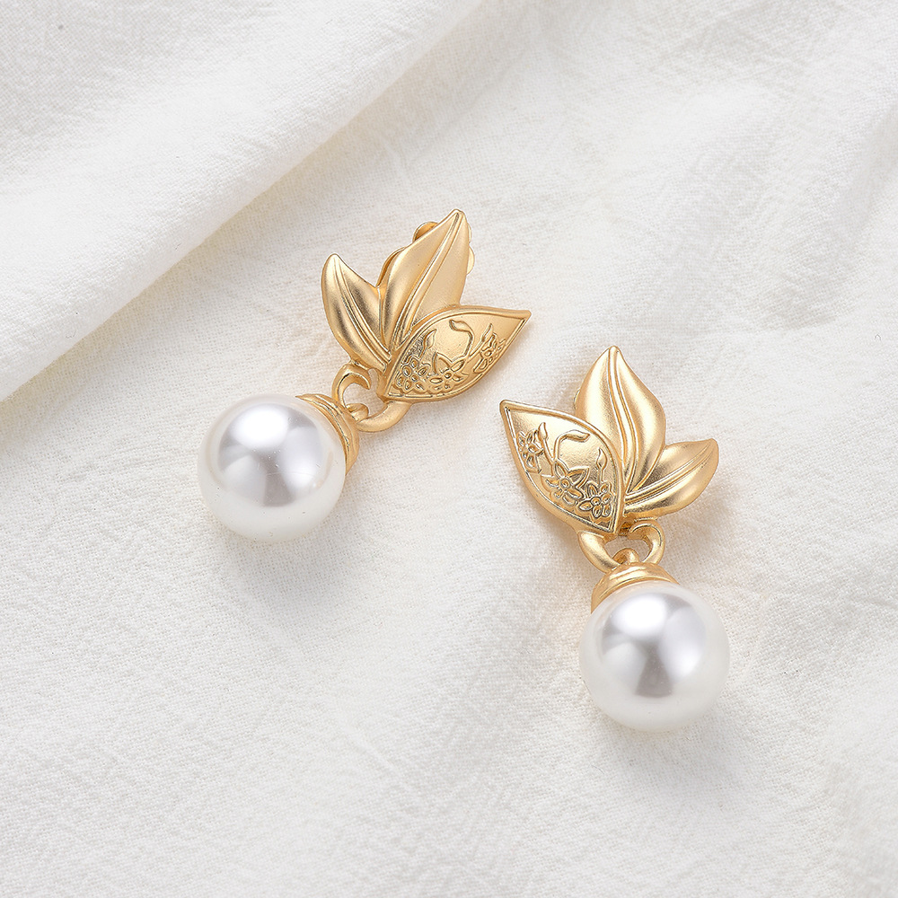 New Earrings S925 Pure Silver Earrings Pearl Earrings Leaf Earrings Wholesale Nihaojewelry display picture 7