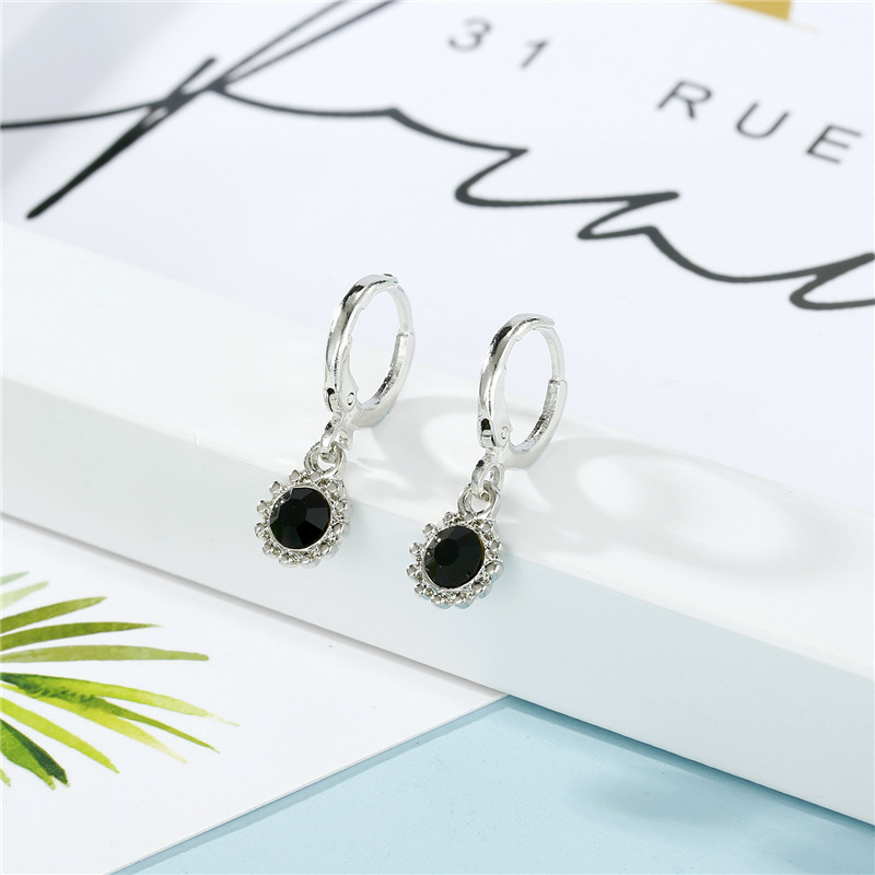 Mode Boucle D&#39;oreille En Cuivre Nihaojewelry En Gros Simple Noir Boucles D&#39;oreilles Pendentif Rond Boucles D&#39;oreilles Boucles D&#39;oreilles Diamant Boucles D&#39;oreilles Petites Boucles D&#39;oreilles display picture 6