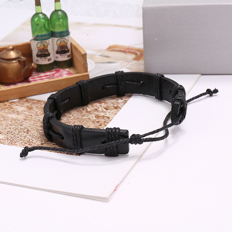 Europäischer Und Amerikanischer Grenz Überschreiten Der Schmuck Punk Persönlichkeit Retro Gewebtes Rindsleder Armband Weiblich Nischen Design Einfaches Armband Verstellbar display picture 3