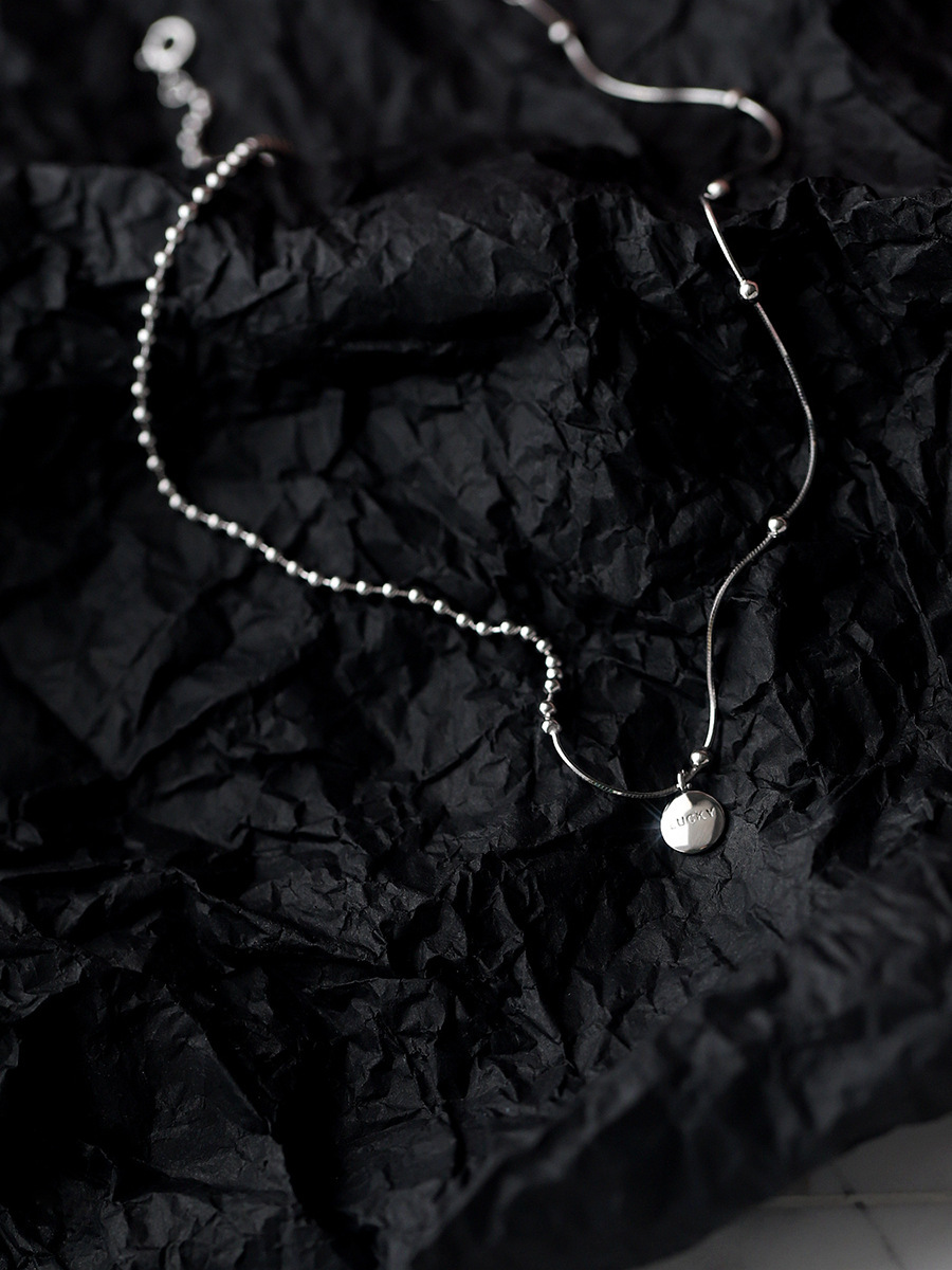 Versilberte Kunden Spezifische Glücks Bohnen Buchstabe Halskette Weibliche Ins Kalte Wind Halskette Einfache Kurze Schlüsselbein Kette display picture 5