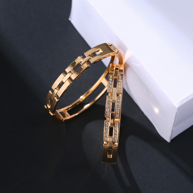 Fashion New Hollow Chain Diamond Bracelet display picture 5