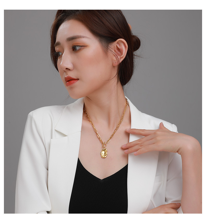 Retro Light Luxury Simple Ot Buckle Geometric Pendant Titanium Steel Necklace display picture 11