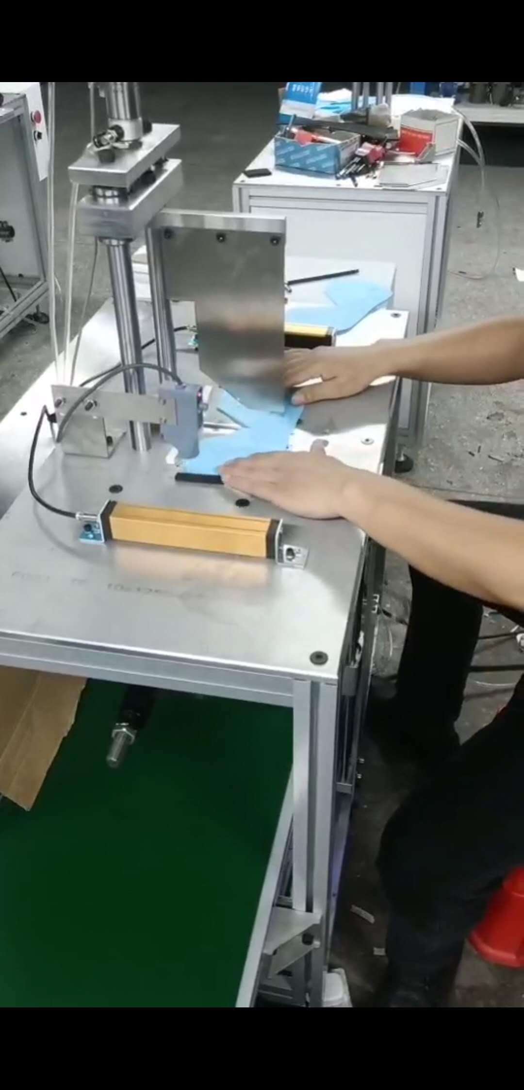 KN95口罩折叠封边一体机 ，KN95口罩对折加封边一体机，自动封边